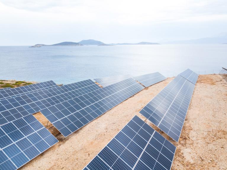Grèce panneau solaire mer