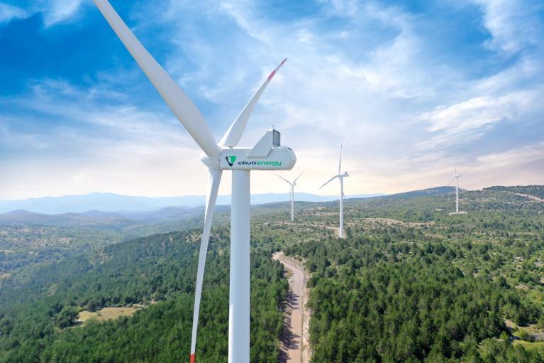 De nombreux pays des Balkans voient dans la transition énergétique une opportunité de croissance économique durable. Pour la mettre en œuvre, ils comptent sur l’expertise technique de groupes internationaux tel qu’Akuo, premier acteur international à s’être investi sur la péninsule avec des projets solaires et éoliens. Nous avons fait de cette zone une priorité pour nos développements à venir pour une raison : c’est dans les Balkans se joue la sécurité, l’autonomie et la durabilité du mix énergétique europé