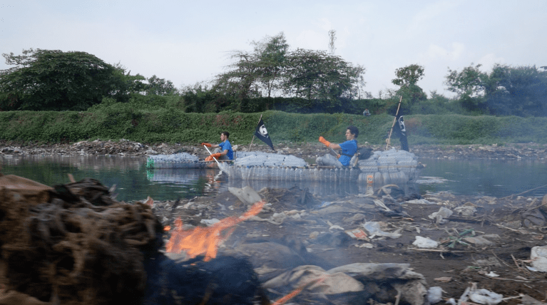 Sensibilisation aux dangers de la surconsommation de plastiques, nettoyages des rivières et revalorisation des déchets récoltés
